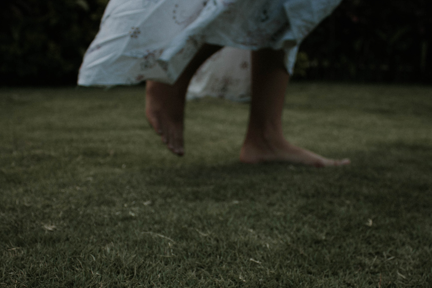 Barefoot grounding outside